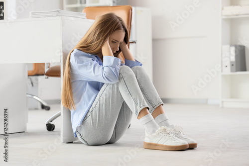 Young woman experiencing st...
