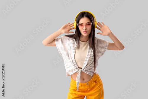 Young woman in headphones b...