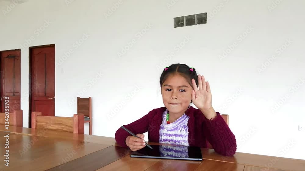 Una niña campesina en el aula conectada en Tablet, educación rural, Niña bonita aprendiendo y dibujando con el profesor en línea en tablet digital clases,Quechua.