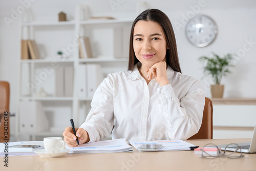 Young professional woman wo...