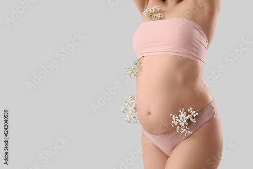 Young pregnant woman in und...