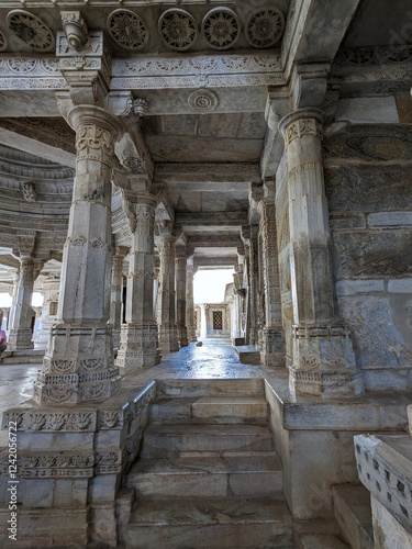 Obraz na płótnie A view into the corridor of the marble temple, Udaipur, India w salonie