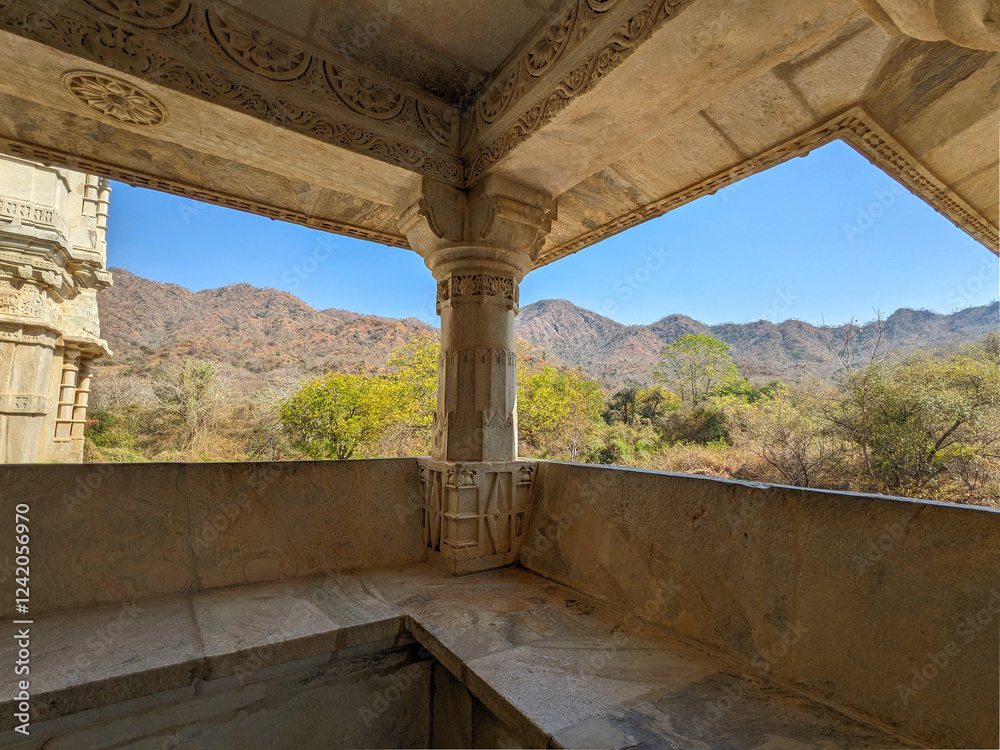 Obraz premium The corridor with rolling hills in view, Udaipur, India