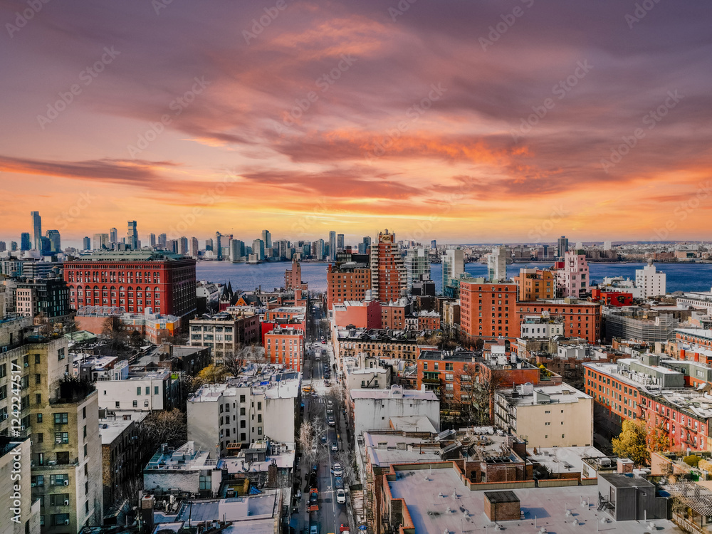 Fototapeta premium Cityscape at sunset, vibrant colors paint the urban landscape.