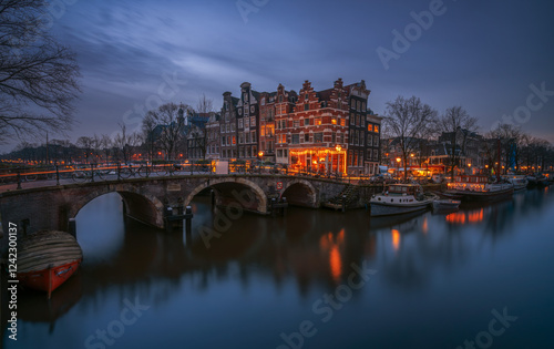 Amsterdam After Dusk: Illuminated Canals and Historic Charm