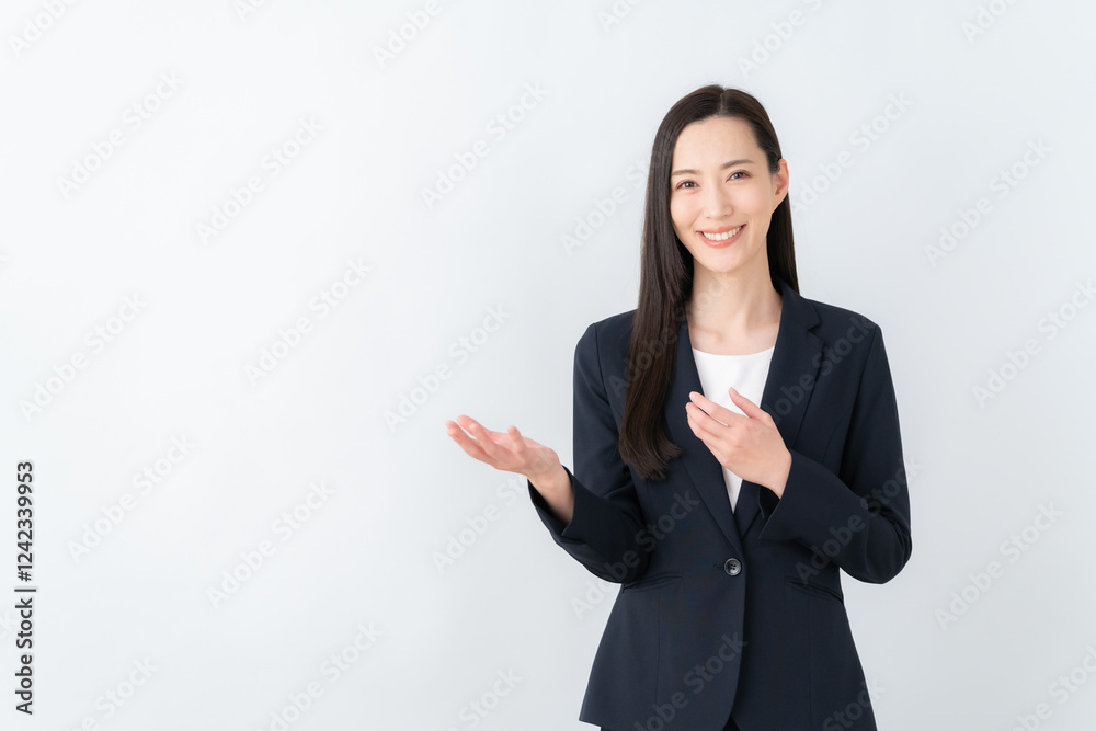 白バックの若いビジネスウーマン 白バックの若いビジネスウーマン