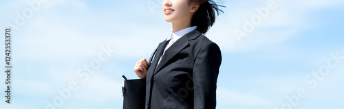 Bild auf Leinwand 青空と就活生・新入社員の若い女性