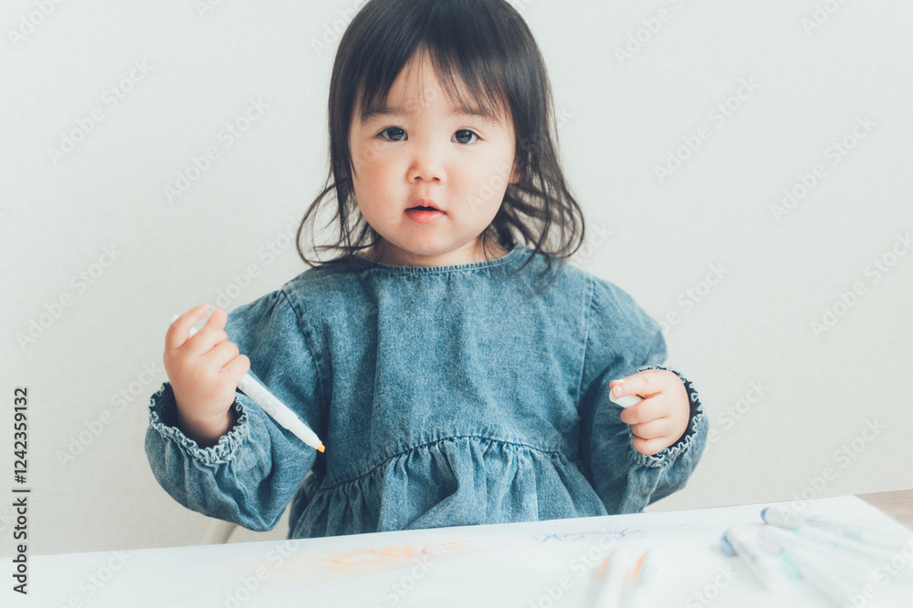 お絵描きをする女の子 お絵描きをする女の子