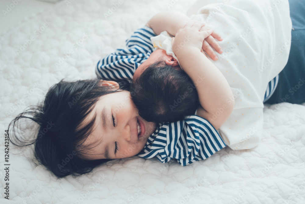 Φωτογραφία 赤ちゃんを抱きしめる子ども