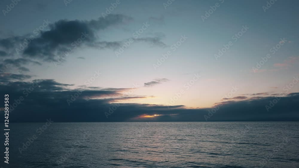 遠くの雲に沈む海の夕日 遠くの雲に沈む海の夕日