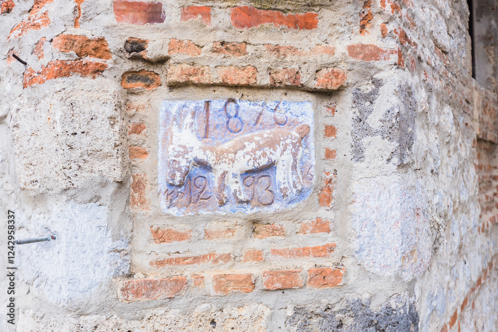 Naklejka premium Historical Marker on a Brick Wall