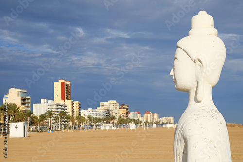 buda blanco estatua en la arena de la playa de gandía con chiringuito  4M0A7054-as25