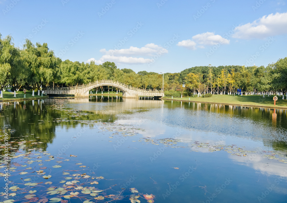 Obraz premium Beautiful landscape of Yuanshi Park in Yinzhou District, Ningbo, Zhejiang Province, China, during November