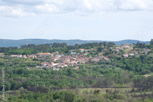 Maisons de village dans un beau paysage de basse montagne