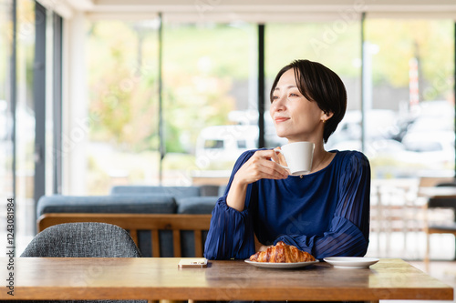 カフェで食事するミドルの女性