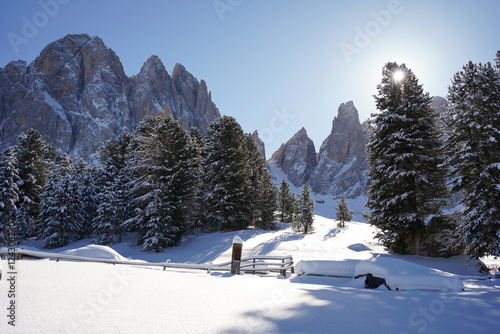 Schneelandschaft auf dem Weg zur Geisleralm in Villnöß (Südtirol) mit den Geislerspitzen (Dolomiten) im Hintergrund 