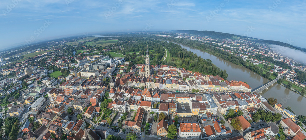Φωτογραφία Die oberösterreichische Grenzstadt Braunau am Inn aus der Vogelperspektive