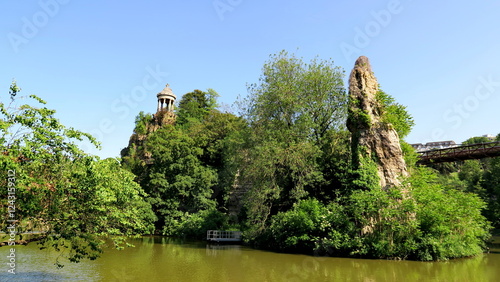 Tableau sur toile Le temple de la Sybille des Buttes Chaumont  Parc des Buttes Chaumont