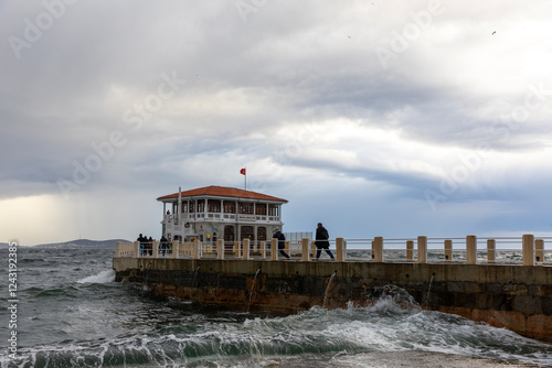 Obraz na płótnie Moda pier and southwestern wind in Istanbul Province, Kadıköy District, Moda district w salonie