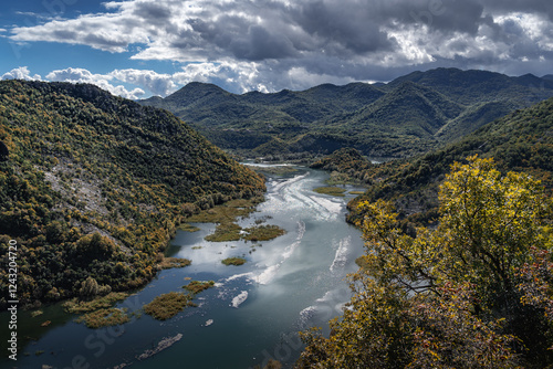 Glitzern des Sonnenlichts auf einem Fluss in einer Naturlandschaft, Montenegro photo