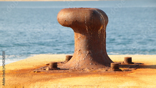amarre de barco en el puerto. amarre seguro, anclar, hierro oxidado, fondo de pantalla, fondo de escritorio, provincia de Girona, Gerona