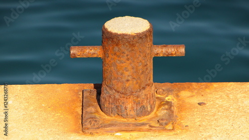 amarre de barco en el puerto. amarre seguro, anclar, hierro oxidado, fondo de pantalla, fondo de escritorio, provincia de Girona, Gerona, estable, estabilidad