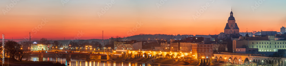 Obraz premium Gorzow Wielkopolski skyline view of St. Mary's church tower and Warta river at sunset. Poland