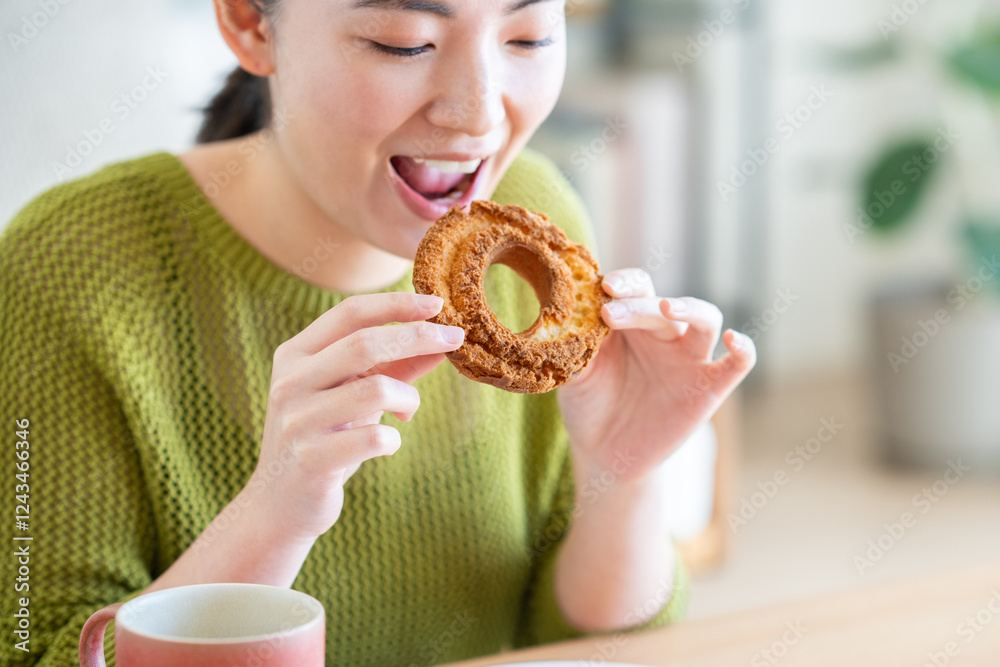 ドーナツを食べる若い女性 ドーナツを食べる若い女性