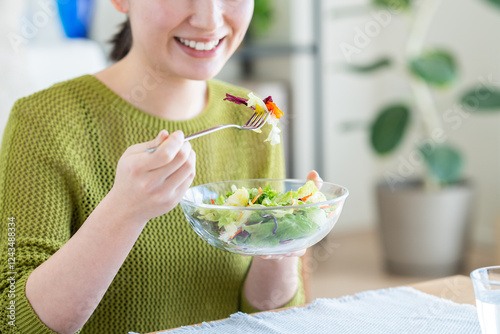 サラダを食べる若い女性