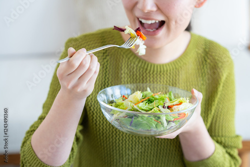 サラダを食べる若い女性