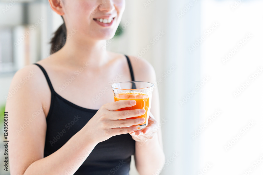 野菜ジュースを飲む若い女性 野菜ジュースを飲む若い女性