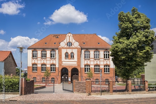 könnern, deutschland - altes schulgebäude in der altstadt photo