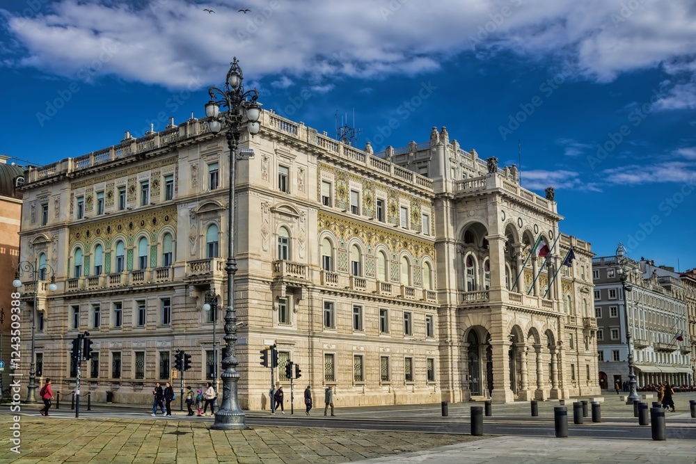 triest, italien - palazzo del governo an der piazza dell’unità d’Italia