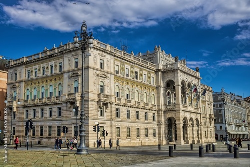 Obraz na płótnie triest, italien - palazzo del governo an der piazza dell’unità d’Italia w salonie