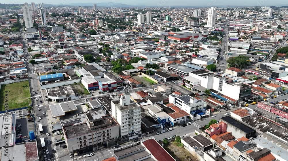 Visão aérea em 4K do trânsito na cidade de Mogi das Cruzes, SP. O vídeo mostra o movimento intenso das ruas, veículos e vias urbanas, capturando o fluxo de pessoas e transporte na cidade