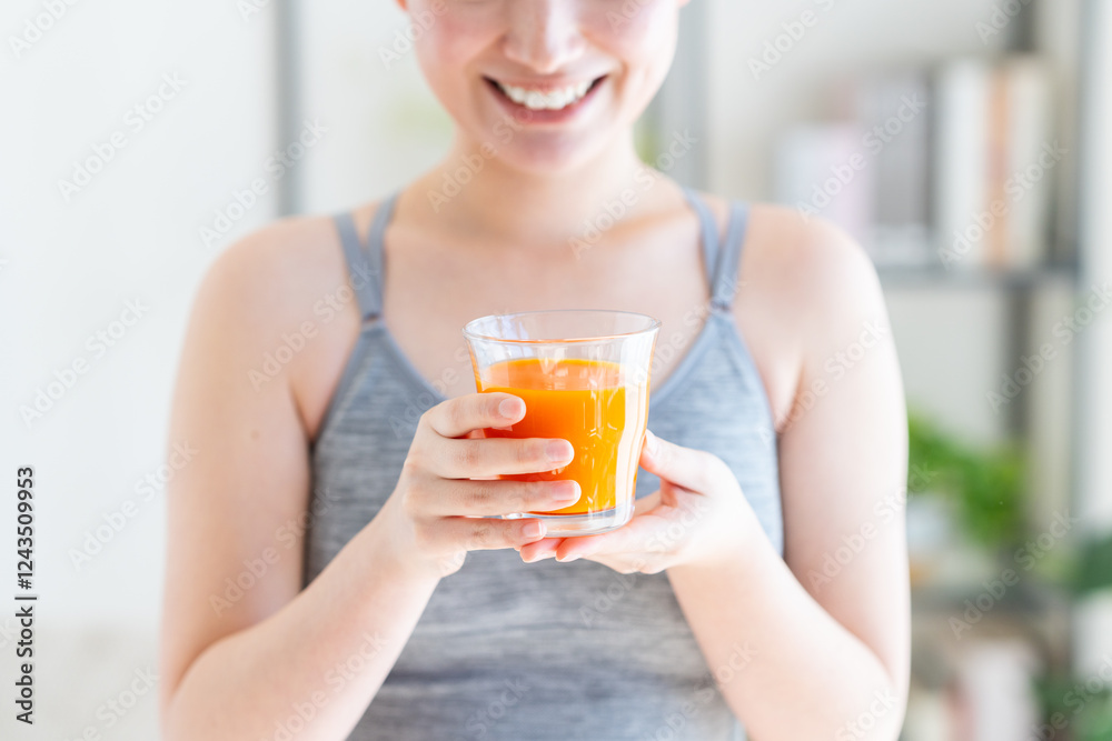 野菜ジュースを飲む若い女性 野菜ジュースを飲む若い女性
