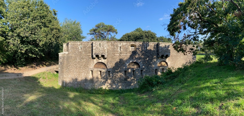 Fototapeta premium Le fort de Combrit Sainte-Marine au long de la côte en Bretagne Cornouaille Finistère France
