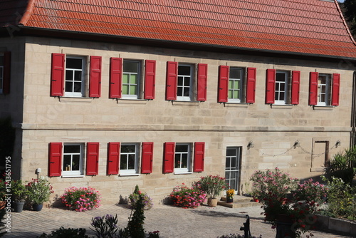 schönes saniertes Wohnhaus mit roten Fensterläden