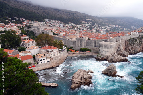 Fototapeta Naklejka Na Ścianę i Meble -  Stürmisches Meer, Stadtmauer und Altstadt von Dubrovnik, Kroatien, Europa, Wasser, Adria, Wellen, Küste, beach