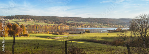 lac de Saint Point, dans le Doubs en France photo