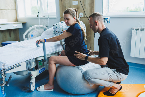 Obraz na płótnie A woman and a man are expecting a baby and are in the delivery room. Partner childbirth. Support for the husband during the birth of a child. w salonie