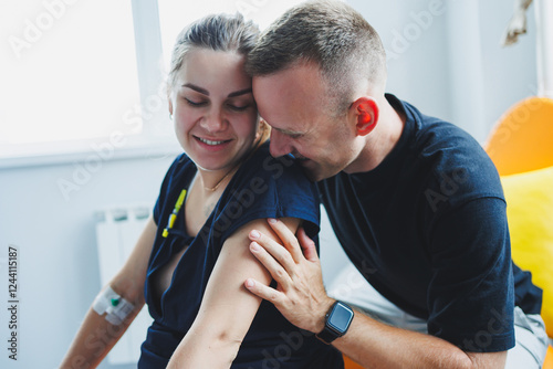 Obraz na płótnie A husband hugs his wife who is giving birth. Giving birth together. Partnered birth. Supporting a husband during the birth of a child. w salonie