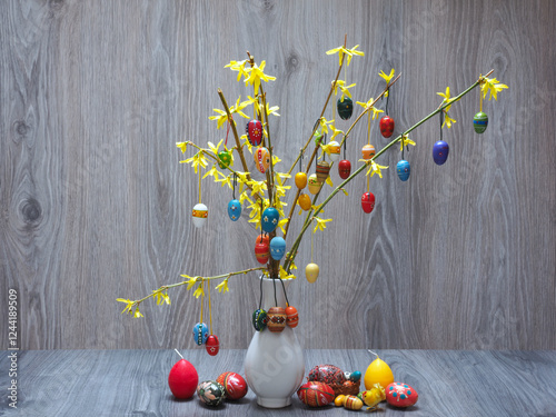 Osterstrauß mit Ostereiern an Forsythien Zweigen photo