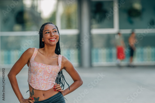Foto young woman model with miniskirt in summer on the street