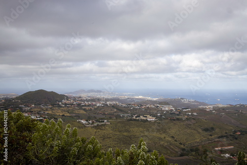 Obraz na płótnie Rugged mountain landscape Bandama Caldera, Gran Canaria, with a prominent rock cliff or outcrop. w salonie