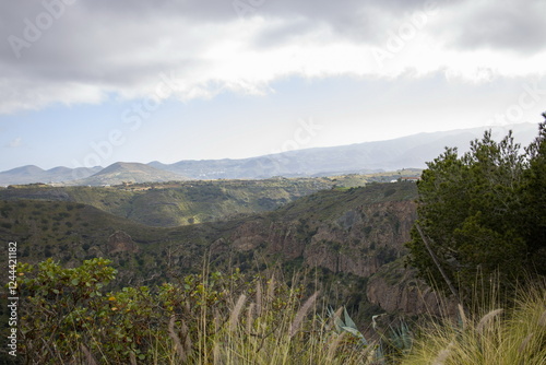 Obraz na płótnie Rugged mountain landscape Bandama Caldera, Gran Canaria, with a prominent rock cliff or outcrop. w salonie