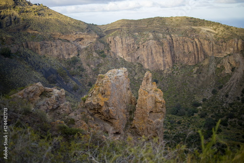 Obraz na płótnie Rugged mountain landscape Bandama Caldera, Gran Canaria, with a prominent rock cliff or outcrop. w salonie