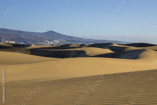 Obraz na płótnie Maspalomas Dunes in Gran Canaria. Textured sand dunes with patterns, shadows, and faint footprints. w salonie