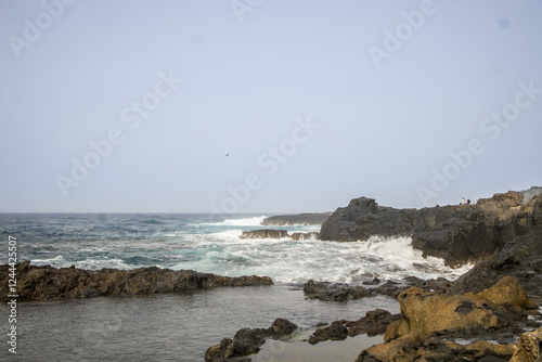 Obraz na płótnie Waves crashing against a rocky shoreline in Gran Canaria. w salonie