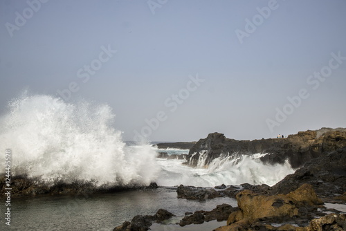 Obraz na płótnie Waves crashing against a rocky shoreline in Gran Canaria. w salonie